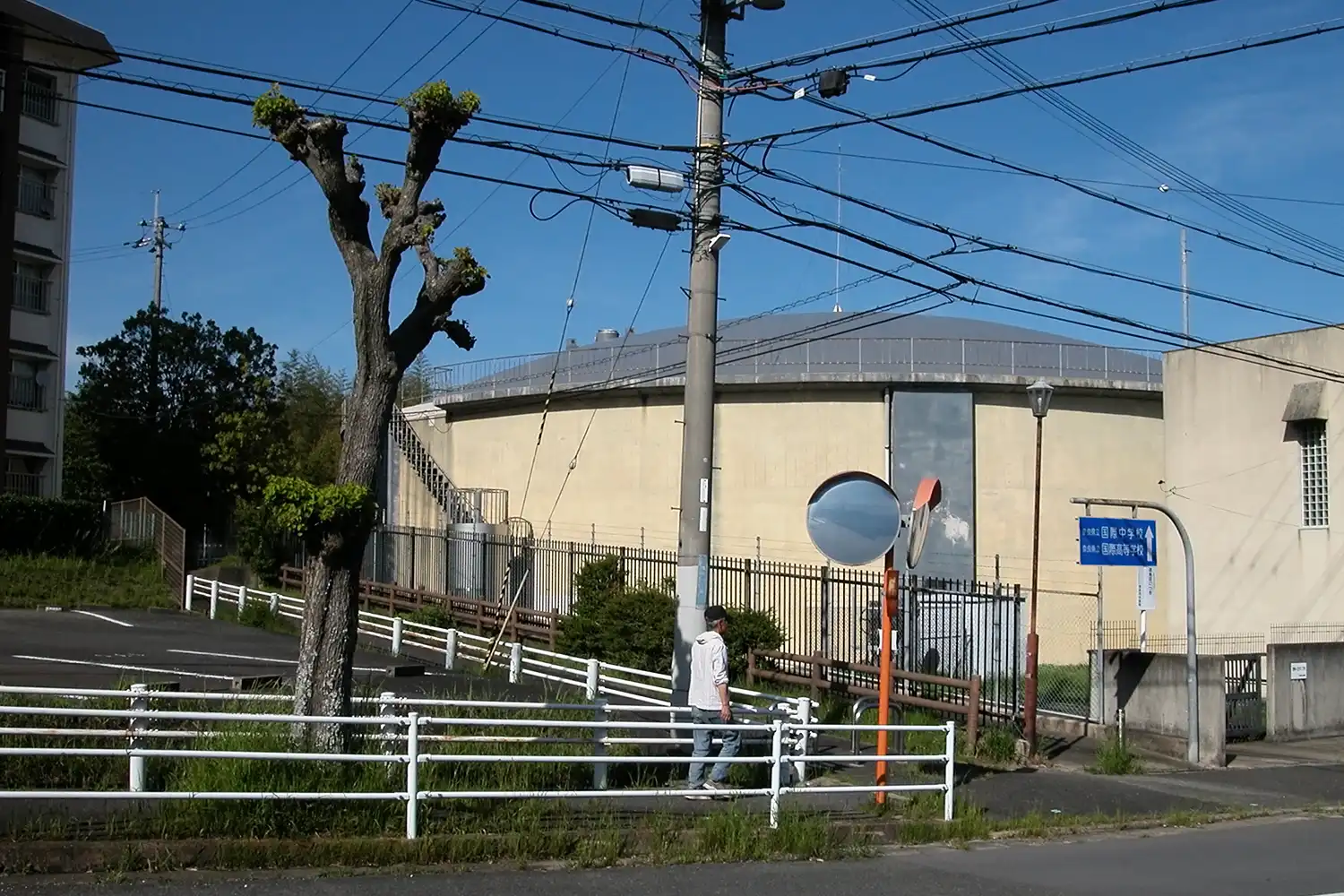 奈良市の登美ケ丘配水池。県営水道の受水池はこの施設の奥にある＝2024年5月2日、奈良市松陽台2丁目