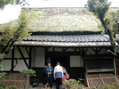 かやぶき屋根の川中邸