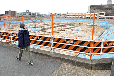 平城京邸宅跡の可能性がある発掘現場を一望。塀がこの一角にはない