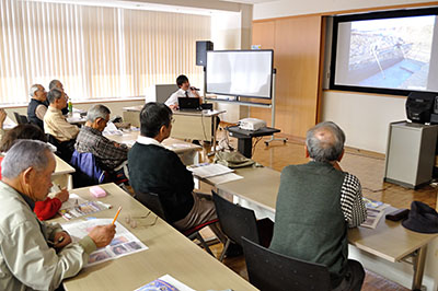 勉強会で瓢箪山古墳の発掘担当者の説明に耳を傾ける町民ら＝2016年4月2日、三宅町伴堂のあざさ苑