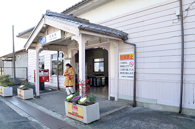 奈良市が観光案内所の機能を付加するJR京終駅の駅舎＝2017年1月5日、同市南京終町