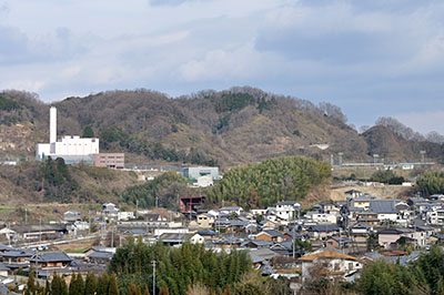 建設が進むやまと広域環境衛生事務組合のごみ焼却場（左）と受け入れた地域の町並み＝2017年1月12日、御所市