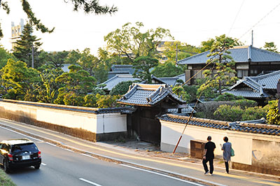 知事公舎などがある吉城園周辺地区。左奥に奈良県庁の塔屋が見える＝2017年11月8日、奈良市登大路町