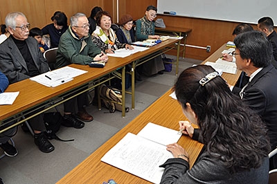 要望書を提出し、県の担当者との面談に臨む「住みよい登美ケ丘をつくる会」の人たち＝2019年11月15日、奈良市の県中小企業会館