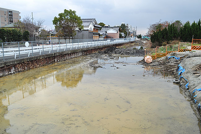 道路建設に伴う造成工事で姿を変えた郡山城外堀跡の高付上池＝2020年2月8日、大和郡山市野垣内町