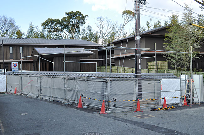 奈良公園高畑町裁判所跡地に建設中の「ふふ奈良」＝2020年3月24日、奈良市高畑町