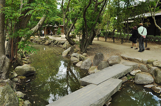 瑜伽山園地の日本庭園の園内＝同