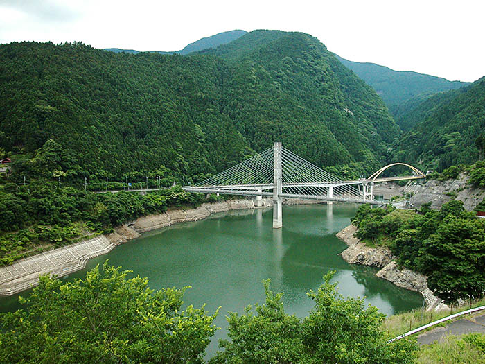 県域水道一体化の主水源になる大滝ダムの貯水池＝奈良県川上村