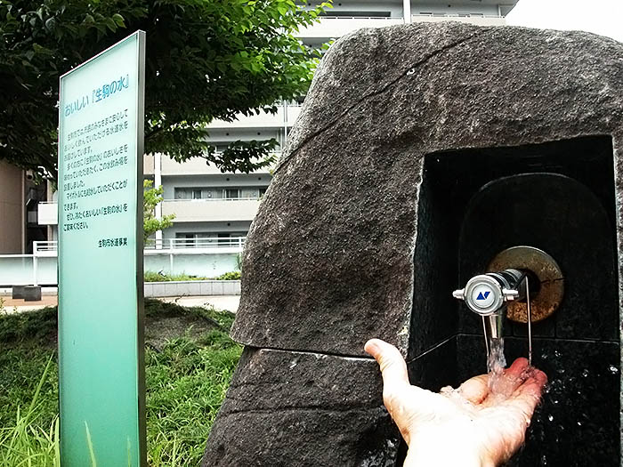 「おいしい生駒の水」をアピールする市の水飲み場＝2020年7月7日、奈良県生駒市の近鉄生駒駅北口再開発広場