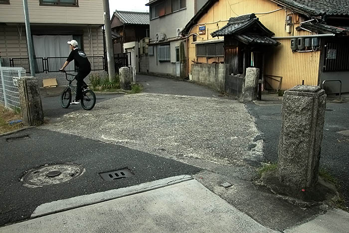 暗渠になった万葉の故地・率川。写真奥に向かって蛇行している。橋の名残、親柱4本（手前）が現存する＝2020年8月11日、奈良市椿井町付近