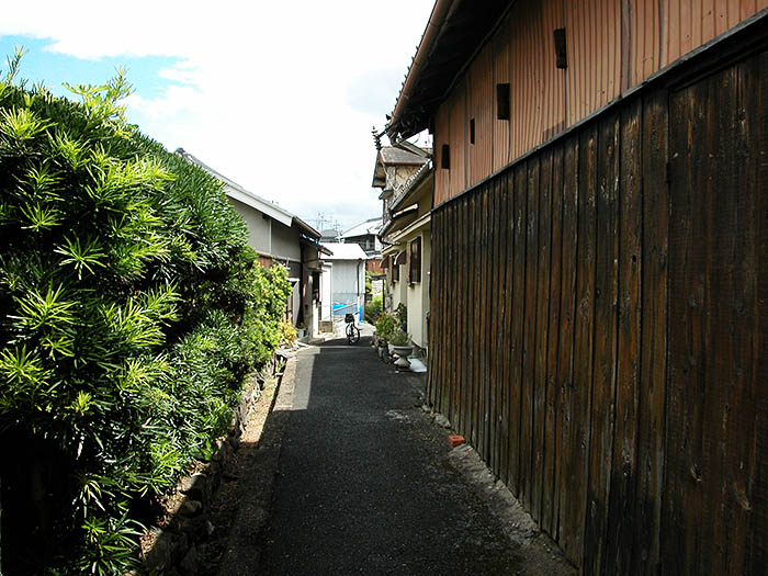 赤塚不二夫が少年時代に住んだ長屋があった付近の路地＝2020年9月2日、奈良県大和郡山市内