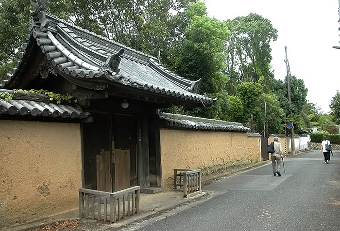 閉ざされている元興福寺子院（旧最勝院）の表門＝同