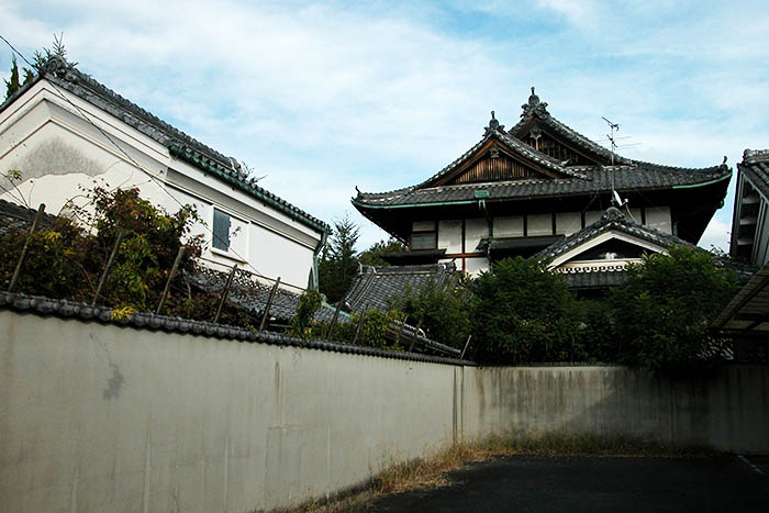 西田家住宅の土蔵と主屋＝2020年11月1日、大和郡山市箕山町