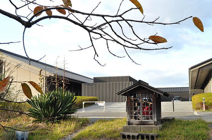 地蔵盆には住民が集う住宅地の小さな地蔵堂。後の建物は国土交通省が建設した展示施設「平城宮いざない館」＝同