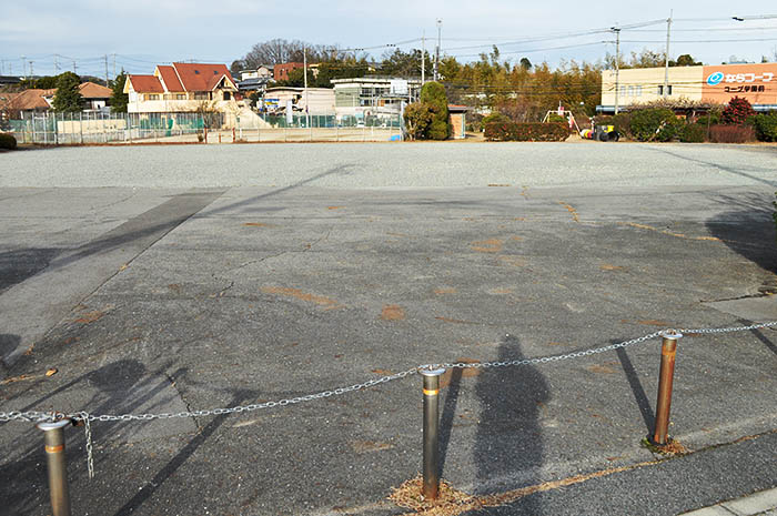 建物が撤去され更地になっている西奈良県民センター跡地。奥は都市公園として供用が開始された併設の運動場と児童公園＝2021年1月26日、奈良市登美ケ丘2丁目