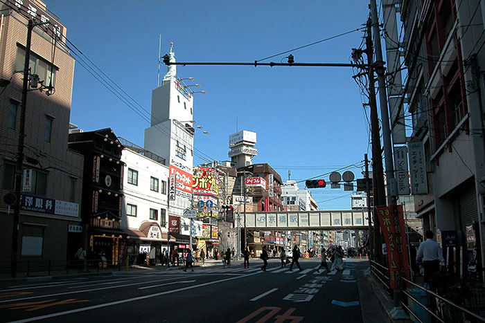 JR・京阪の京橋駅前の国道1号。「トンボ座」はこのかいわいにあった＝2021年2月22日、大阪市都島区東野田4丁目付近