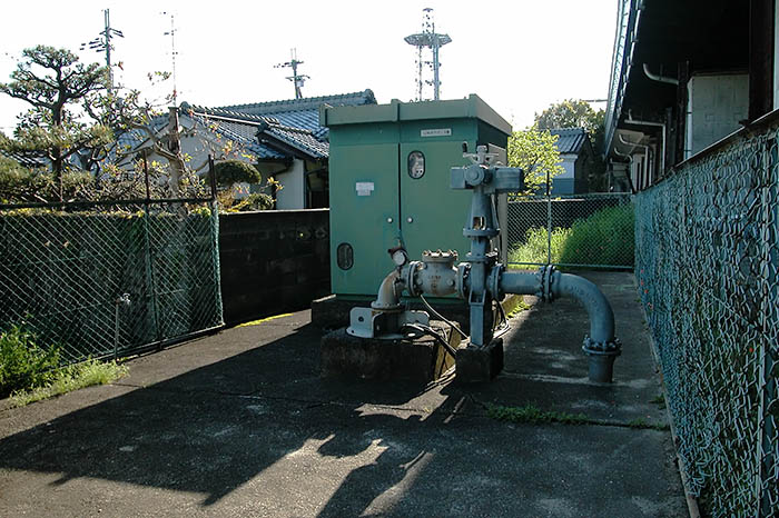 暮らしの身近なところにある水道水の井戸。深さ250メートルの地下からくみ上げる大和郡山市営昭和浄水場の施設＝2021年4月5日、同市池沢町