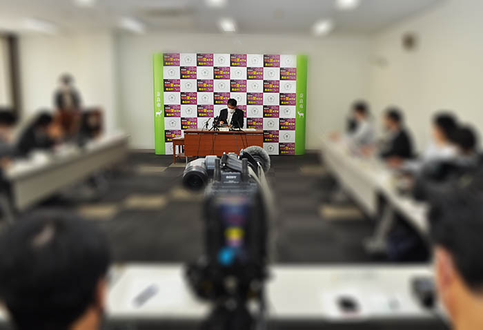 奈良市と市政記者会の共催という位置づけで開かれる市長定例会見＝2021年5月、市役所（写真は加工しています）