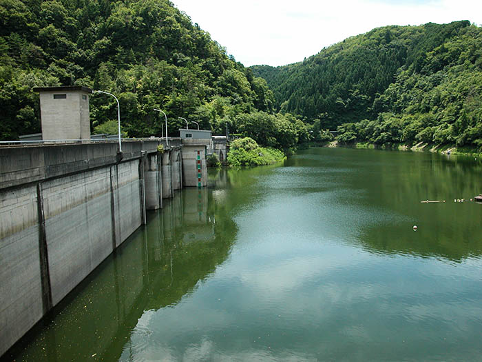 1974年に完成した室生ダム＝2021年7月23日、宇陀市室生大野