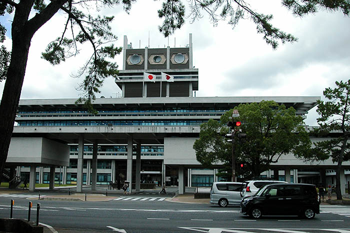 市町村の浄水場廃止を強力に進めようとする奈良県庁＝2021年8月10日、奈良市登大路町