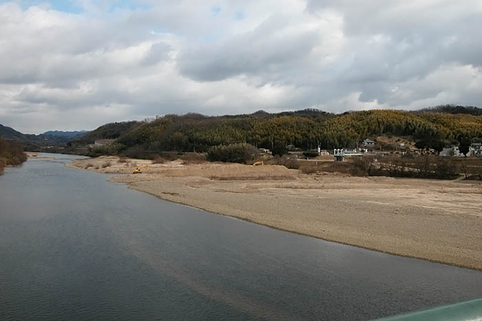 大正時代からの奈良市の水道水源、木津川。川沿いに奈良市営木津浄水場がある＝2022年1月18日、京都府木津川市