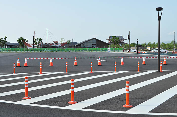 平城宮跡歴史公園南側地区の一角。現在は、公園整備が始まるまでの活用策で仮設駐車場として利用されている。奥は朱雀門＝2022年4月28日、奈良市三条大路4丁目