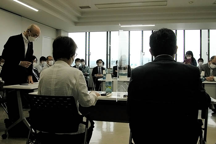 「奈良市県域水道一体化取組事業懇談会」の初会合であいさつする西谷忠雄副市長＝2022年5月20日、同市法華寺町の市企業局