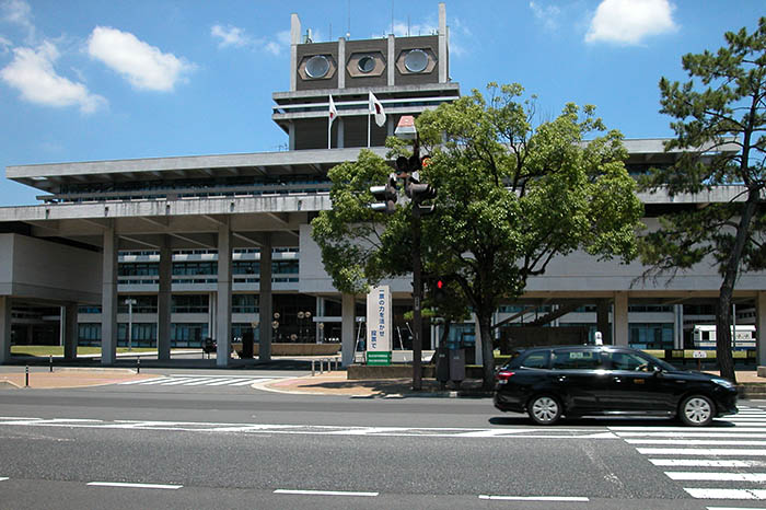 市町村に対する財政の「重症警報」を発令した奈良県庁＝2022年6月30日、奈良市登大路町