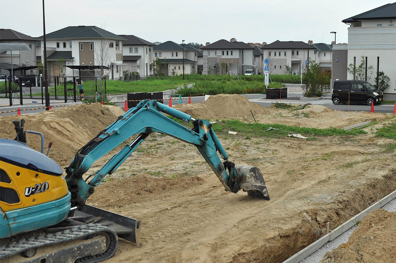 宅地開発が進行中の近鉄学研奈良登美ケ丘駅周辺＝2022年7月8日、奈良市中登美ケ丘5丁目