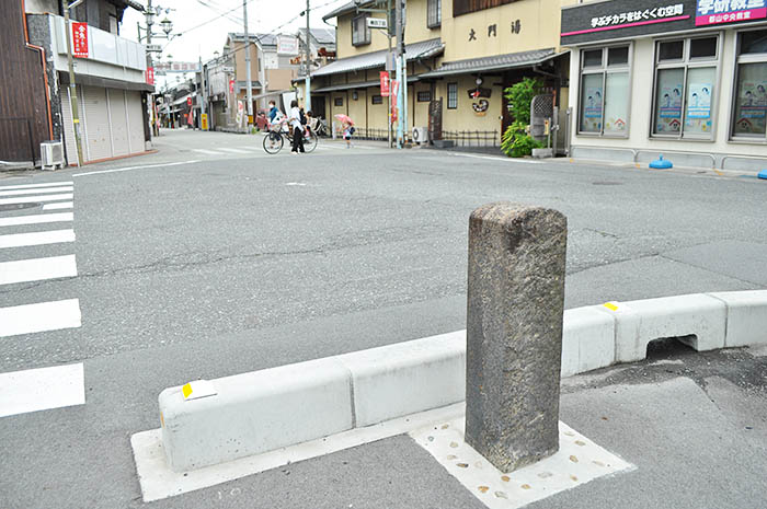 道標（手前）と下街道と竜田越大坂街道の分岐点に当たる交差点＝2022年7月5日、奈良県大和郡山市柳5丁目