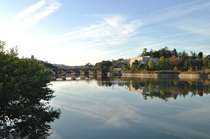 夕景の大渕池。西奈良県民センター跡地近くからの眺め=2019年11月、奈良市登美ケ丘2丁目