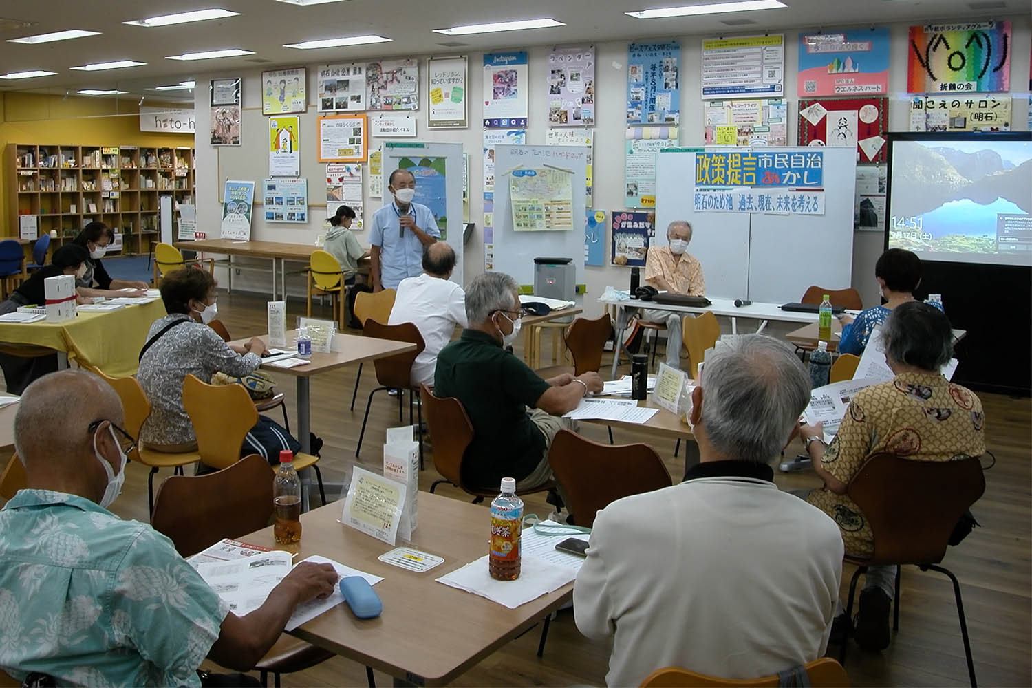 ため池の清掃活動について語る赤木紘さん（中央奥）＝2022年9年17日、兵庫県明石市東仲ノ町の市複合型交流拠点ウィズあかし