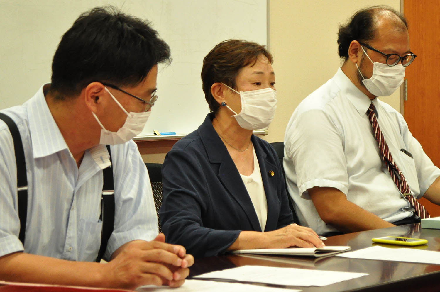 議会の出席停止処分断念と陳謝文朗読の可決を受けて会見する青木恒子議員（中央）＝2022年9月29日、奈良市の奈良弁護士会