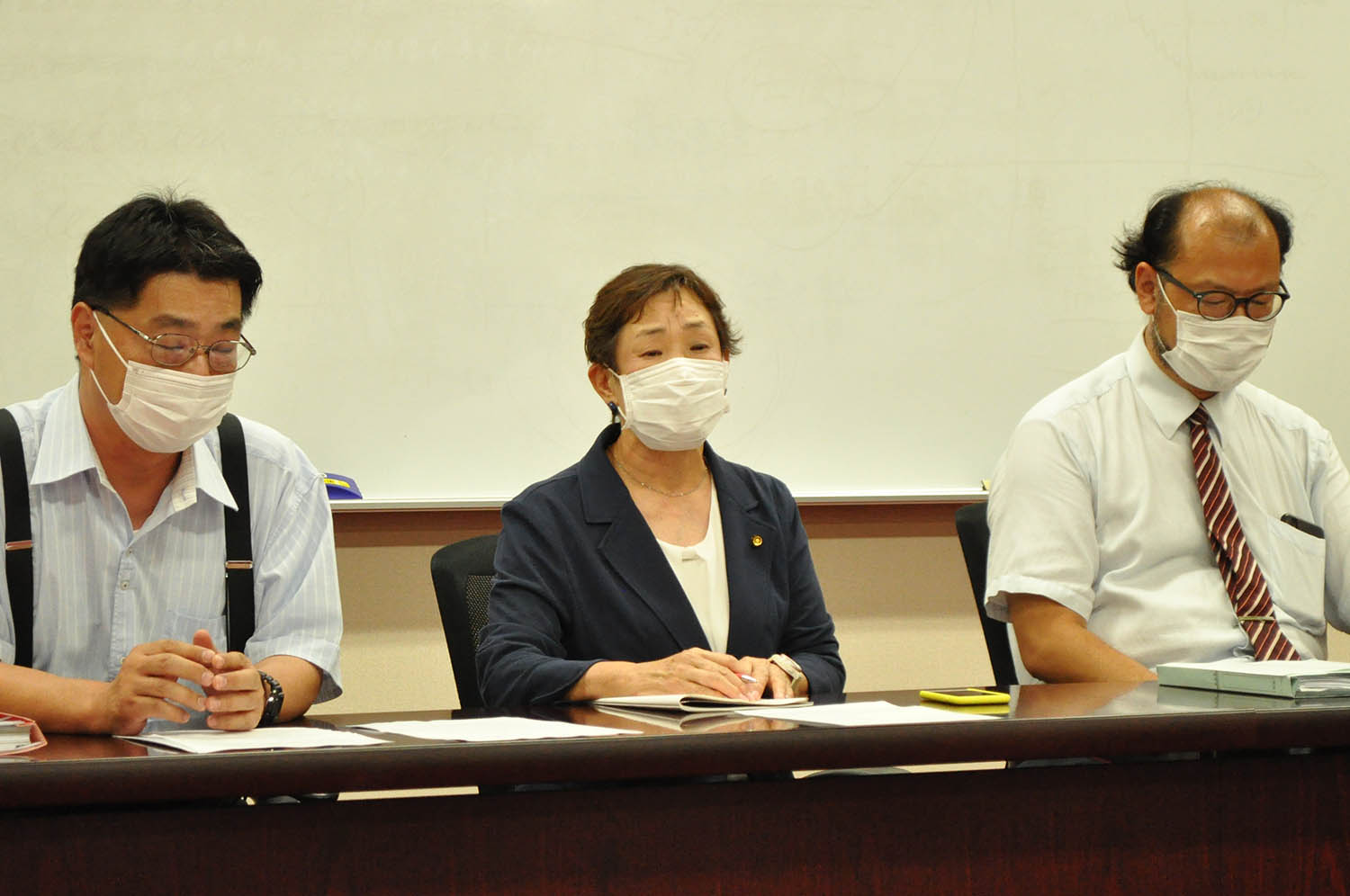 定例会終了後、代理人弁護士と共に会見する青木恒子香芝市議会議員（中央）＝2022年9月30日、奈良市の奈良弁護士会