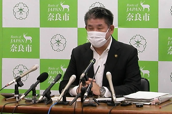 一体化への参加見送りを表明する仲川げん奈良市長＝2022年10月4日、同市役所（浅野詠子撮影）