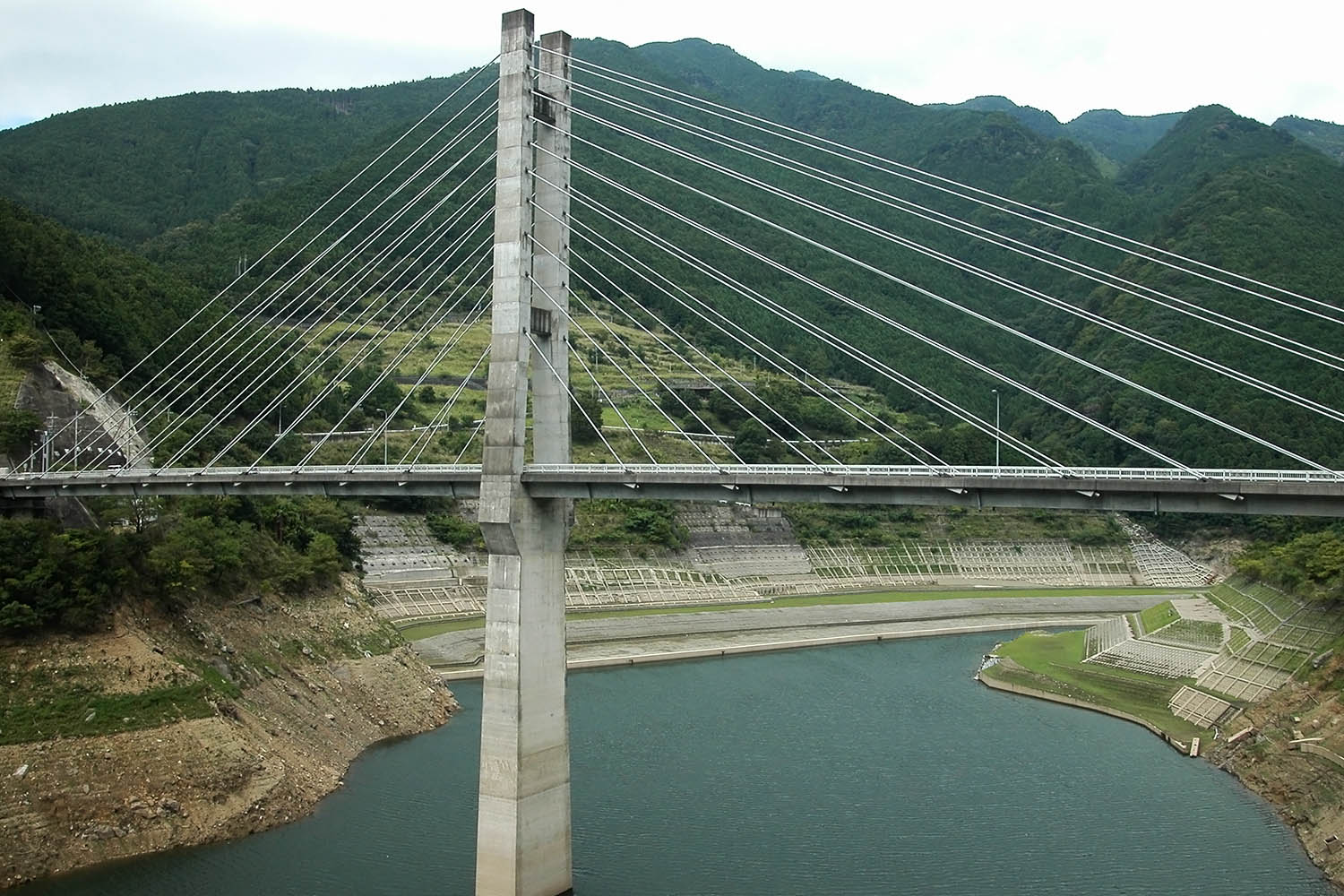 県域水道一体化の主水源、大滝ダム。現在、県営御所浄水場の水源で、大和郡山市も水道供給量の半分を受水する＝2021年9月、奈良県川上村