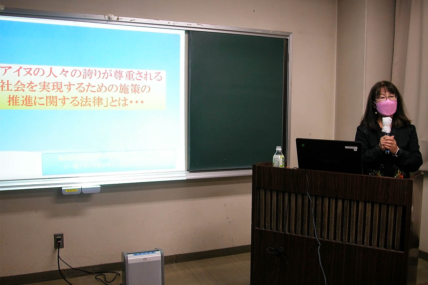 アイヌ施策推進法施行後、止まらないヘイトスピーチなど深刻な問題について、つぶさに語る多原さん＝2022年10月28日夜、奈良県大和郡山市筒井町の市南部公民館