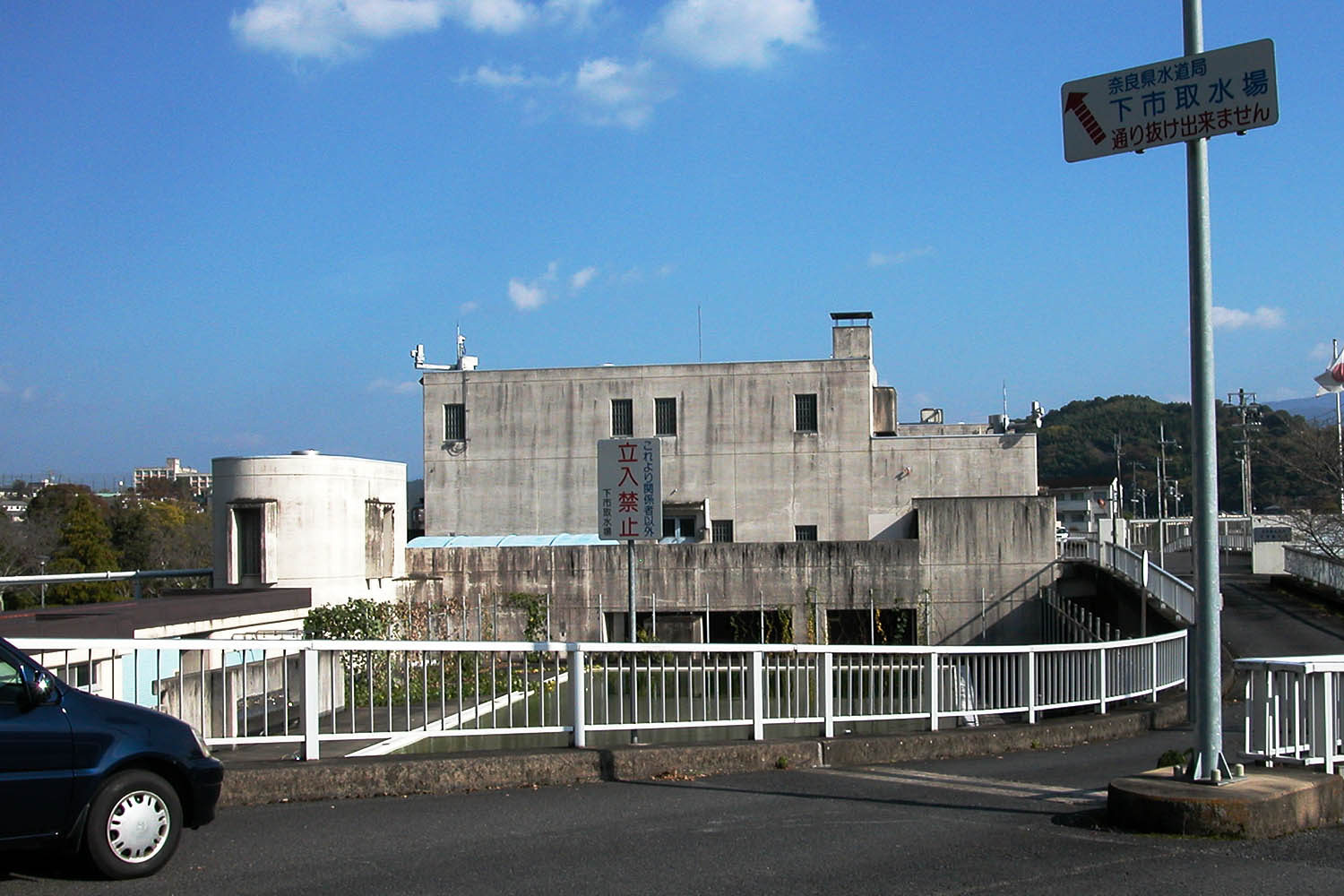 吉野川から大滝ダムの水を引き込む県水道局下市取水場＝2022年11月4日、下市町新住