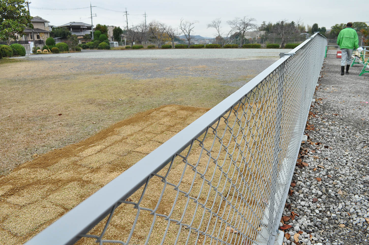 西奈良県民センター跡地。センター敷地のうち、運動場と児童公園（右）は公園として供用されており、このほどその境界に柵が設置された＝2022年12月4日、奈良市登美ケ丘2丁目