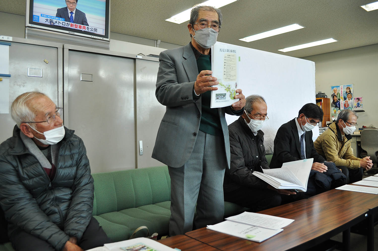 県に要望書を提出した後、会見する「野鳥にやさしい馬見丘陵公園をめざす会」の人たち＝2022年12月7日、奈良市の県庁県政・経済記者クラブ記者室