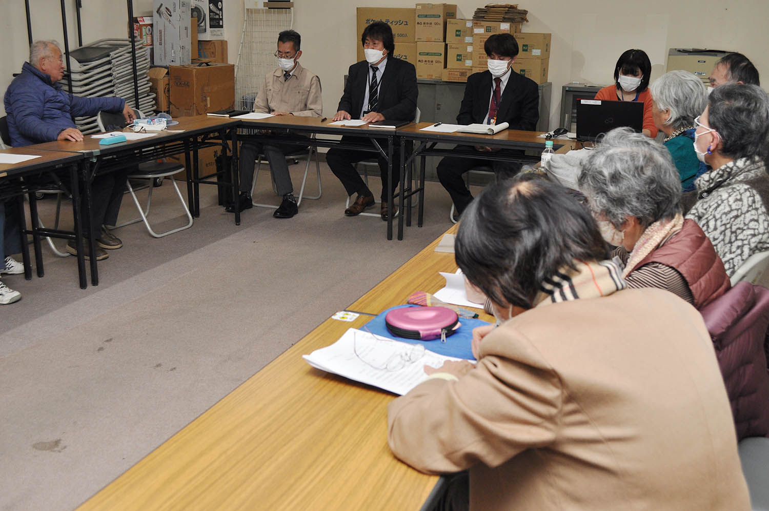 「西奈良県民センター跡地利用を考える会」と奈良市の面談＝2022年12月20日、同市役所