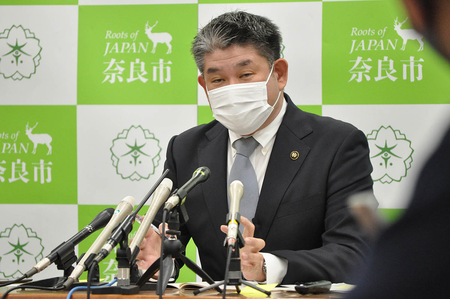 県域水道一体化について「全体最適化から少しずれた」と述べた仲川げん奈良市長＝2022年12月22日、同市役所