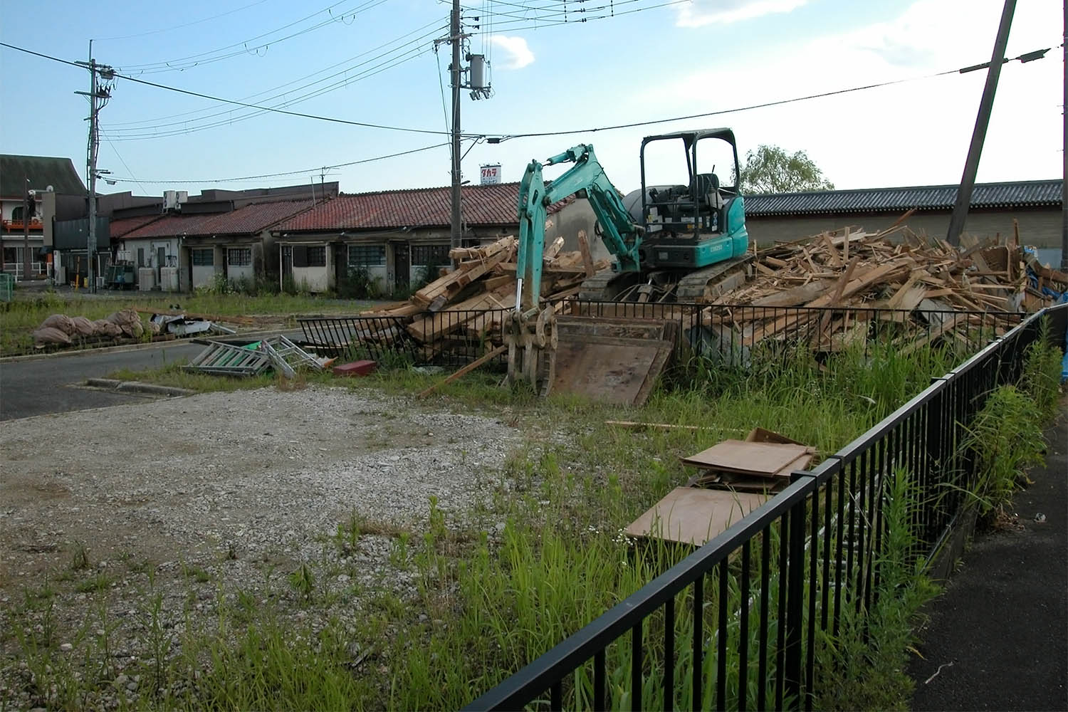 正倉院に似せた県発注の箱モノ建設のため立ち退きとなり、取り壊される家屋＝2022年6月、奈良市二条大路南3丁目