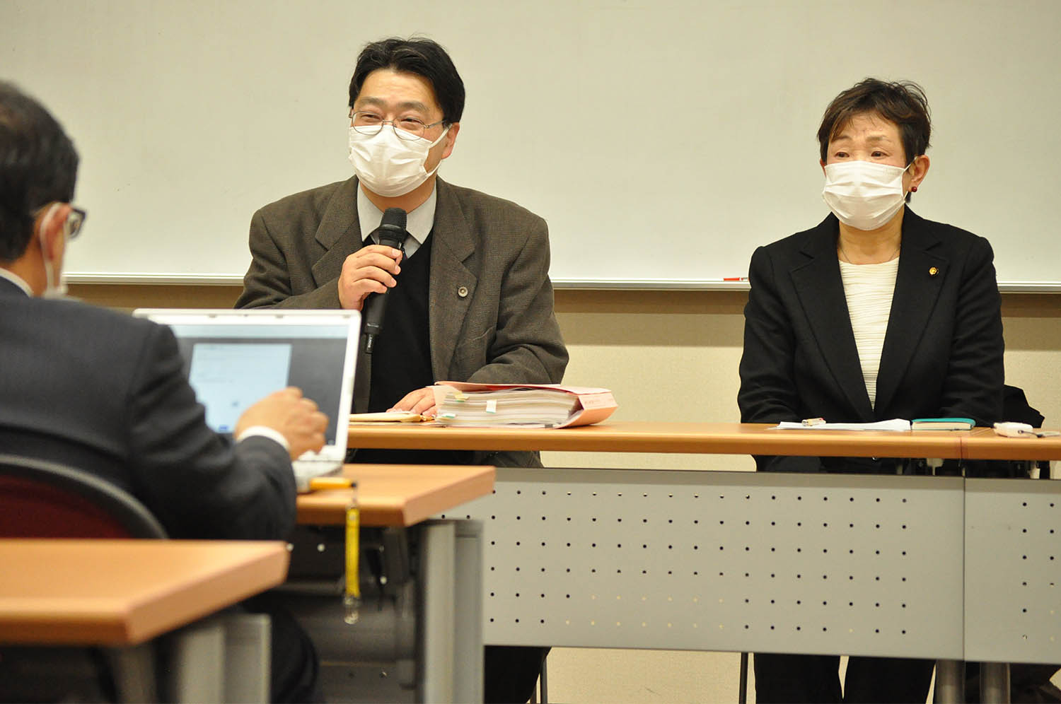 口頭弁論終了後、支援者への報告に臨む青木恒子議員＝2023年1月24日、奈良市の奈良弁護士会