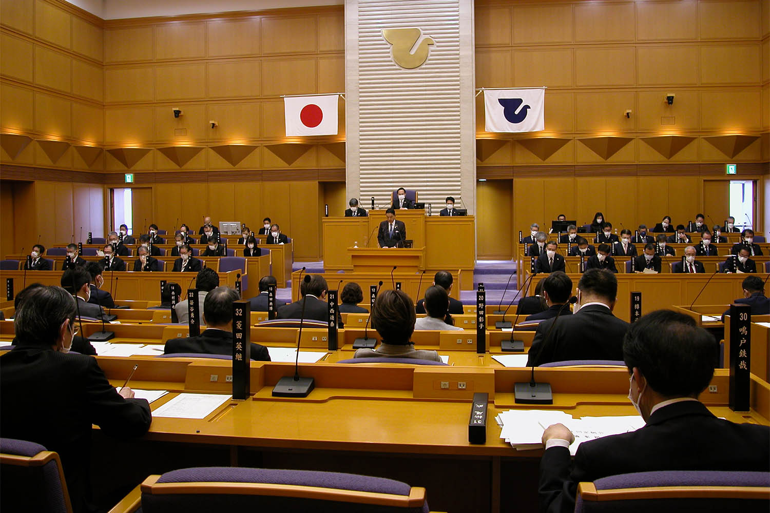 大阪府東大阪市議会傍聴席の記者席から撮影した定例会本会議の様子＝2023年3月28日、同市荒本北1丁目