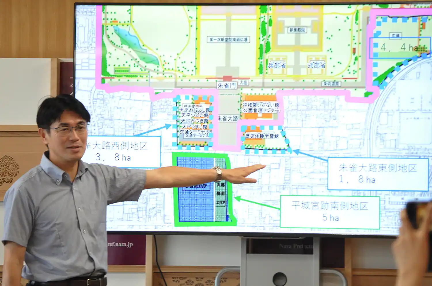 歴史体験学習館の建設見送りについて説明する山下真知事＝2023年6月12日、奈良県庁