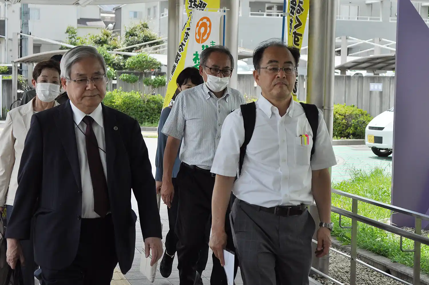 意見書提出に向かう香芝市生活保護問題調査団の人たち＝2023年7月12日、同市香芝市逢坂1丁目