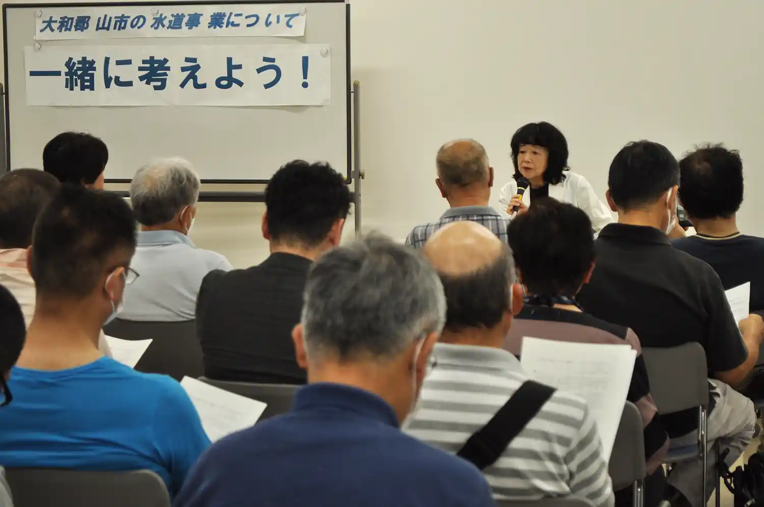 市民ら90人が参加した大和郡山市の水道問題を考える学習会で講演する筆者（中央奥）＝2023年7月15日、同市高田町の市民交流館