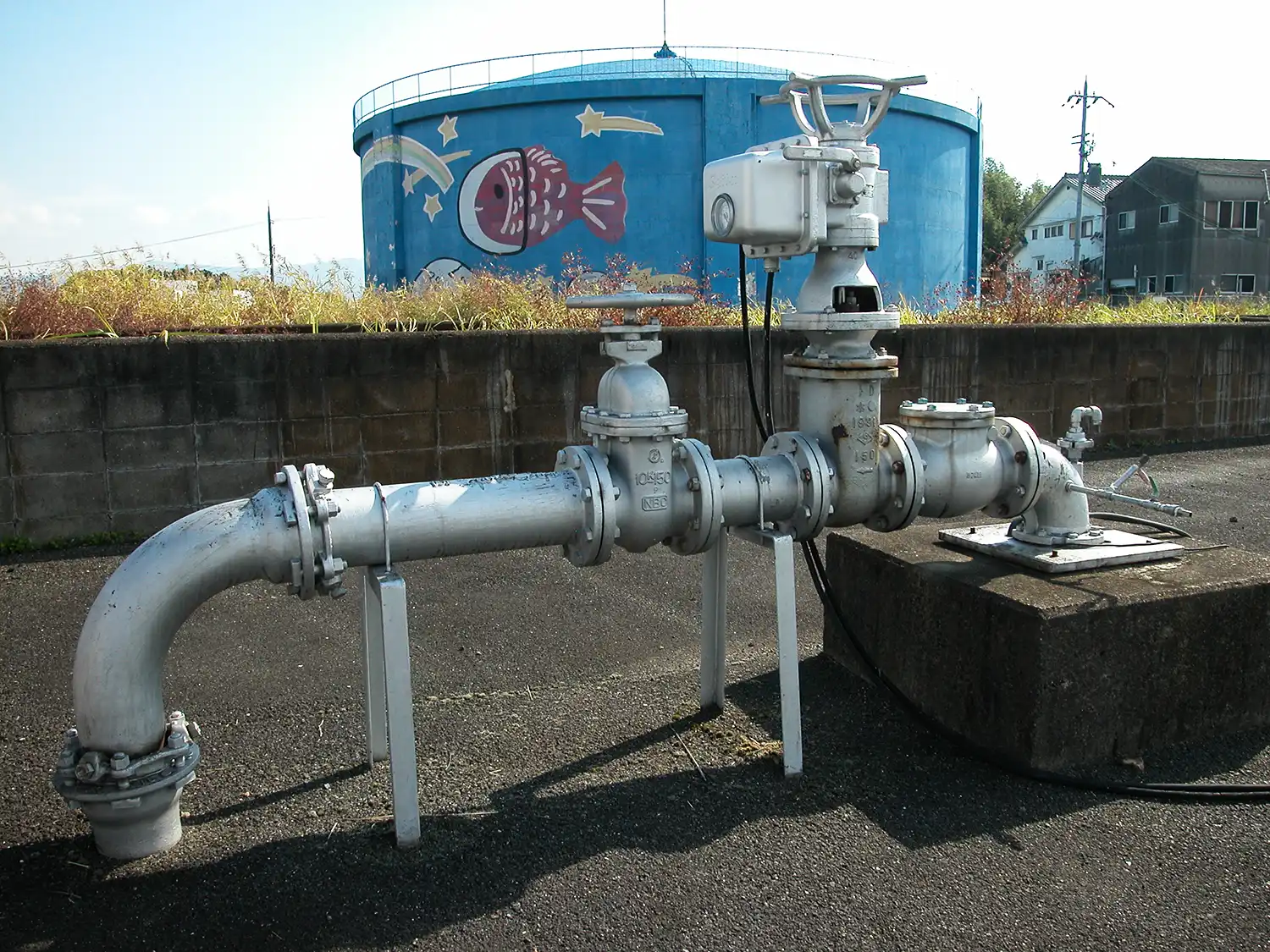 大和郡山市営水道の地下水をくみ上げる井戸。奥は大滝ダムを水源とする県営水道の受水タンク。地下水と県営水道の水を混ぜて水道水を供給している＝2023年10月20日、同市額田部北町の昭和浄水場