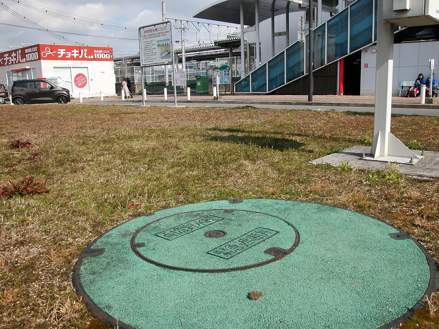 香芝市がJR志都美駅前ロータリーの地下に整備した緊急貯水槽の取水口＝2024年2月10日、同市